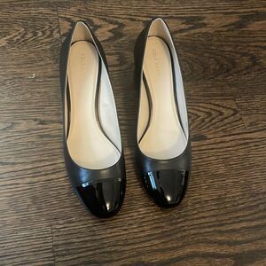 NEW COLE HANN SIZE 9 CAP TOE LOW HEEL IN BLACK LEATHER & PATENT.